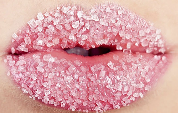 Tẩy da chết cho môi bằng đường giúp loại bỏ các chất sừng trên môi