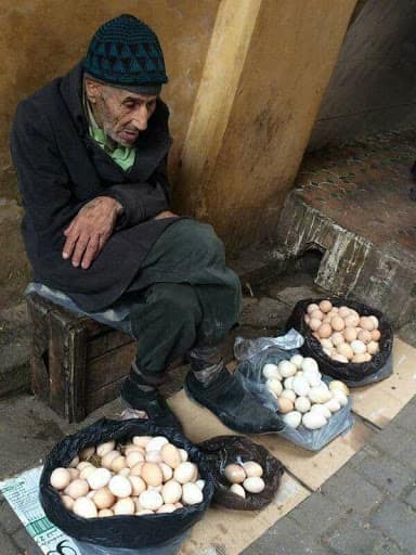 Câu chuyện cuộc sống ý nghĩa về ông lão bán trứng