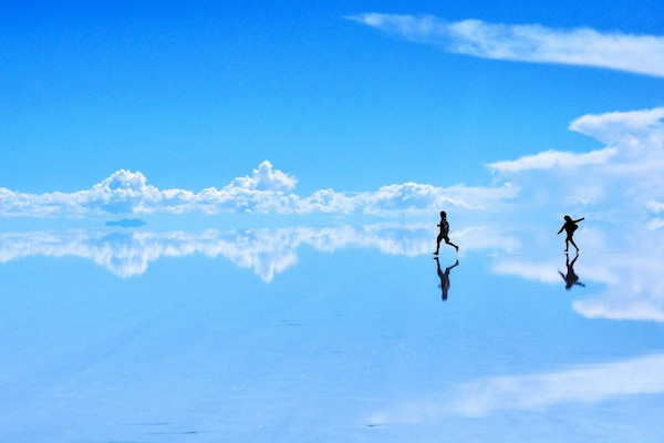 ngỡ ngàng trước khung cảnh của cánh đồng muối Salar de Uyuni