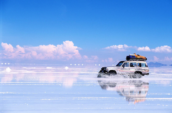 Du khách di chuyển bằng xe ô tô địa hình để khám phá cánh đồng muối lớn nhất thế giới 