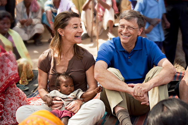 Bill Gates và vợ đi từ thiện