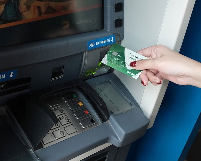 thẻ napas rút tiền tại cây ATM